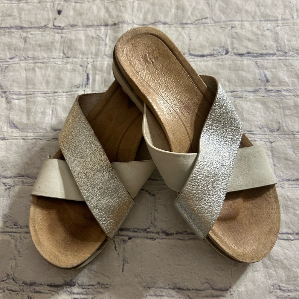 UGG KARI LOW WEDGE CRISS-CROSS STRAP DESIGN METALLIC & WHITE SANDALS WOMENS 6